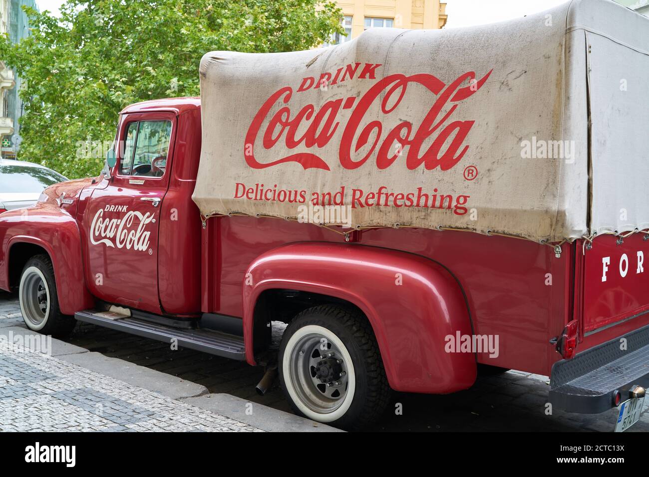 Alte Coca Cola LKW am Straßenrand in der alten Stadt Prag Stockfoto