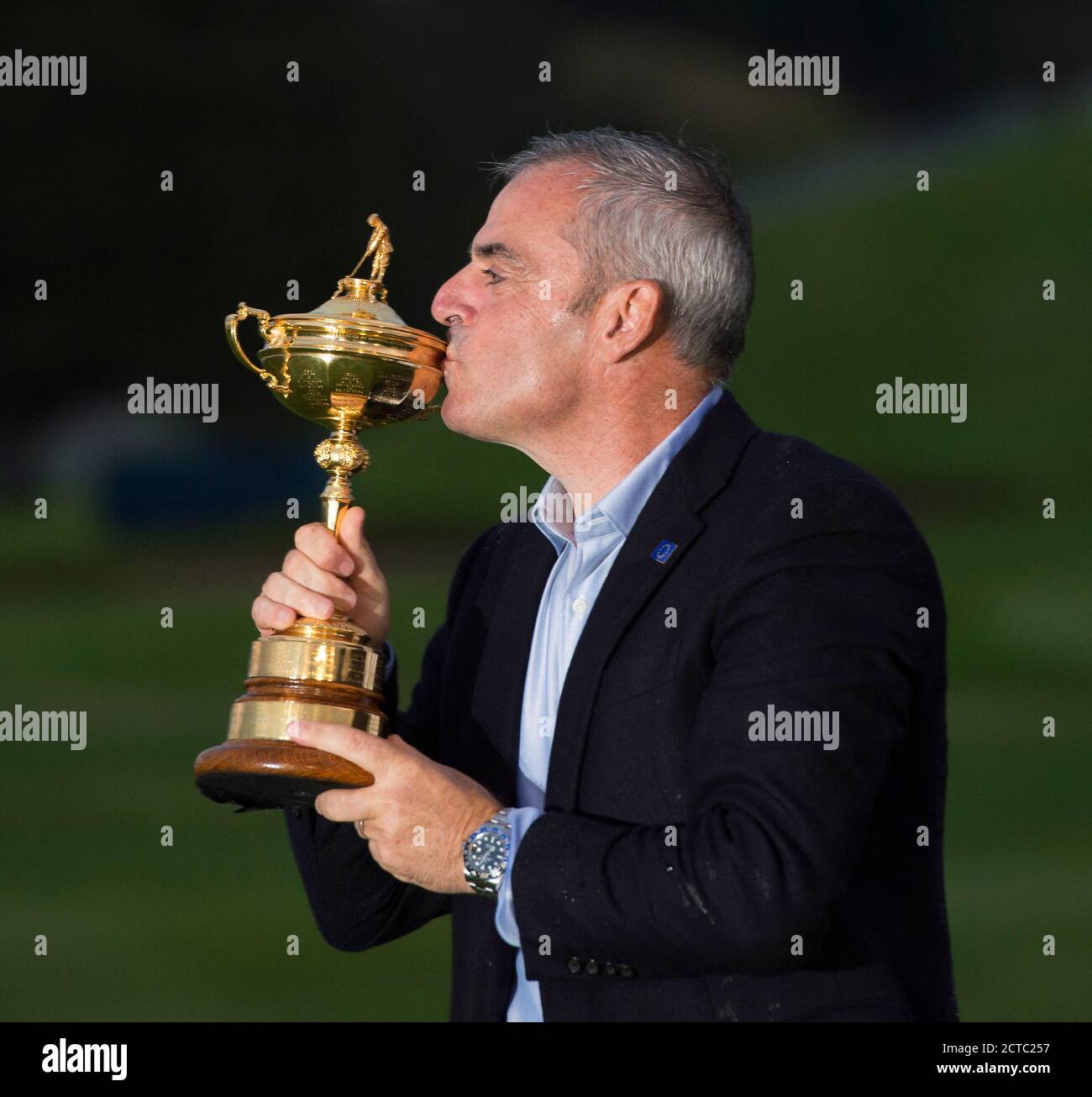 Paul McGinley küsst den Ryder Cup. 2014 Ryder Cup, Gleneagles. Bild-Kredit : © MARK PAIN / ALAMY STOCK FOTO Stockfoto