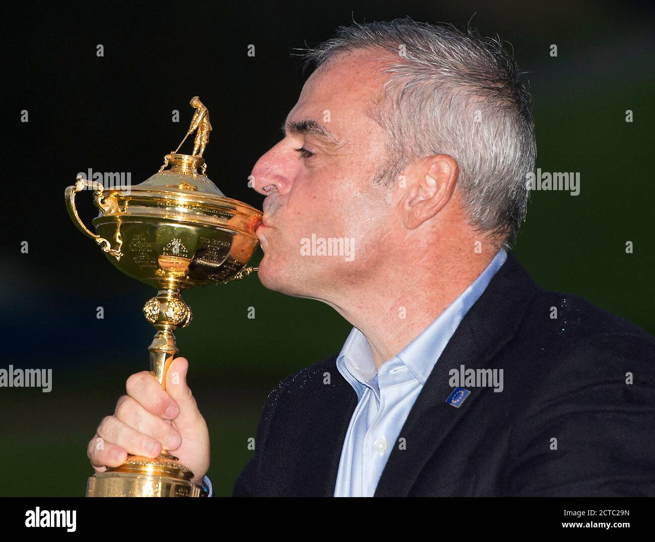 Paul McGinley küsst den Ryder Cup. 2014 Ryder Cup, Gleneagles. Bild-Kredit : © MARK PAIN / ALAMY STOCK FOTO Stockfoto