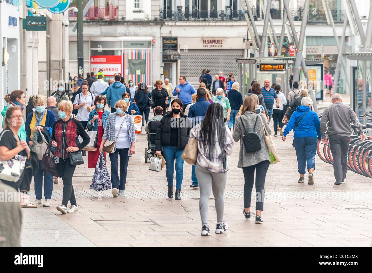 Cork, Irland. September 2020. Die Leute laufen entlang der Patrick Street in Cork City - einige mit Gesichtsmasken, aber die meisten ohne. COVID-19-Fälle nehmen landesweit zu, und es wird befürchtet, dass weitere Einschränkungen eingeführt werden. Quelle: AG News/Alamy Live News Stockfoto