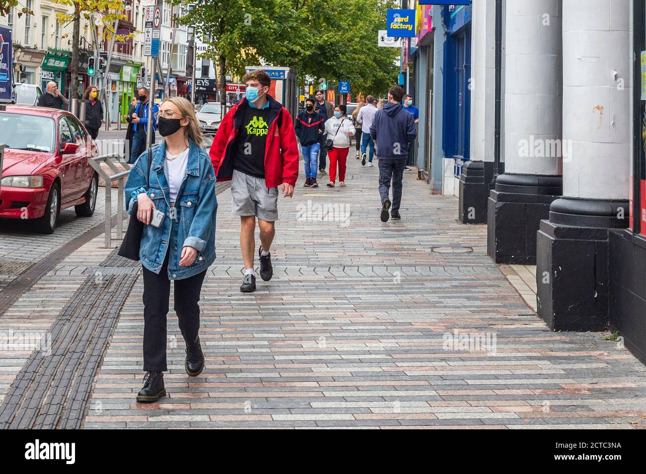 Cork, Irland. September 2020. Die Leute laufen entlang der Patrick Street in Cork City - einige mit Gesichtsmasken und andere ohne. COVID-19-Fälle nehmen landesweit zu, und es wird befürchtet, dass weitere Einschränkungen eingeführt werden. Quelle: AG News/Alamy Live News Stockfoto