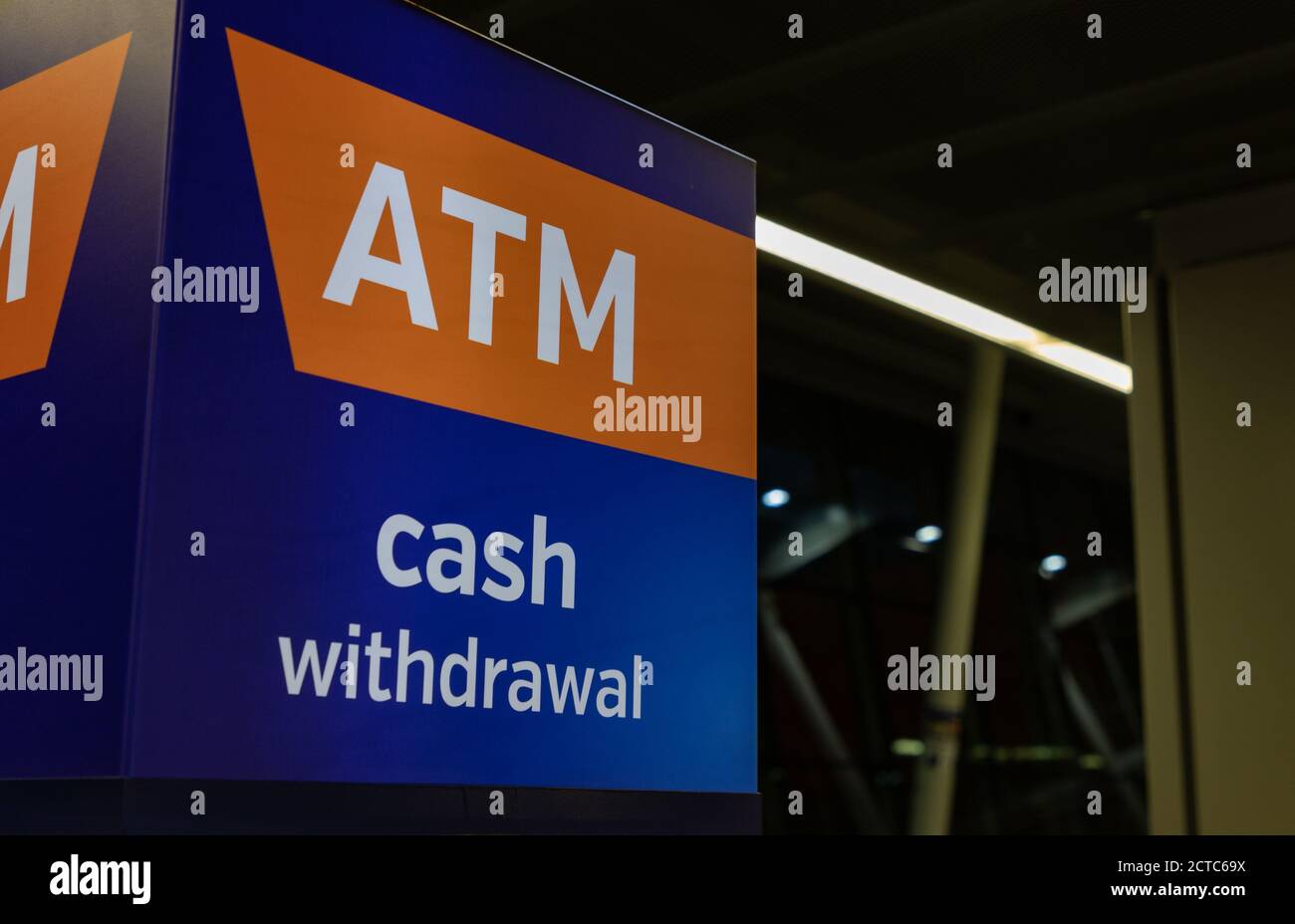 Ein Bild des ATM-Logos im Terminal des Warschauer Chopin-Flughafens. Stockfoto