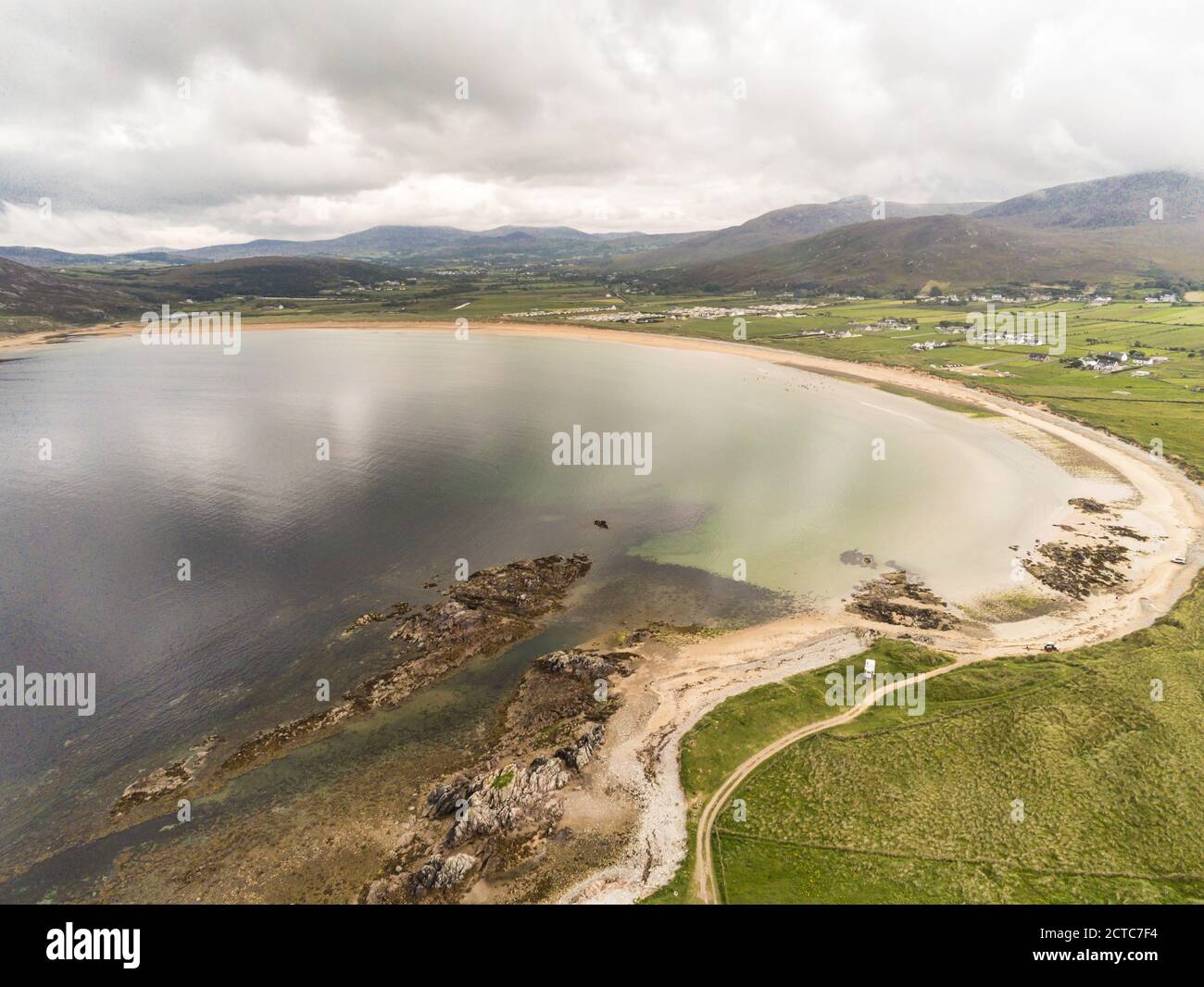 Ein Luftbild von Tullagh Bay und Beach in County Donegal Irland Stockfoto