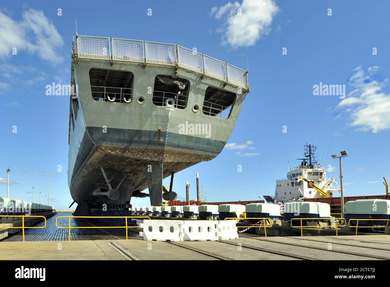 Die Royal Australian Navy frigate aus dem Wasser, das von Seepocken gereinigt und neu gestrichen wird. Stockfoto