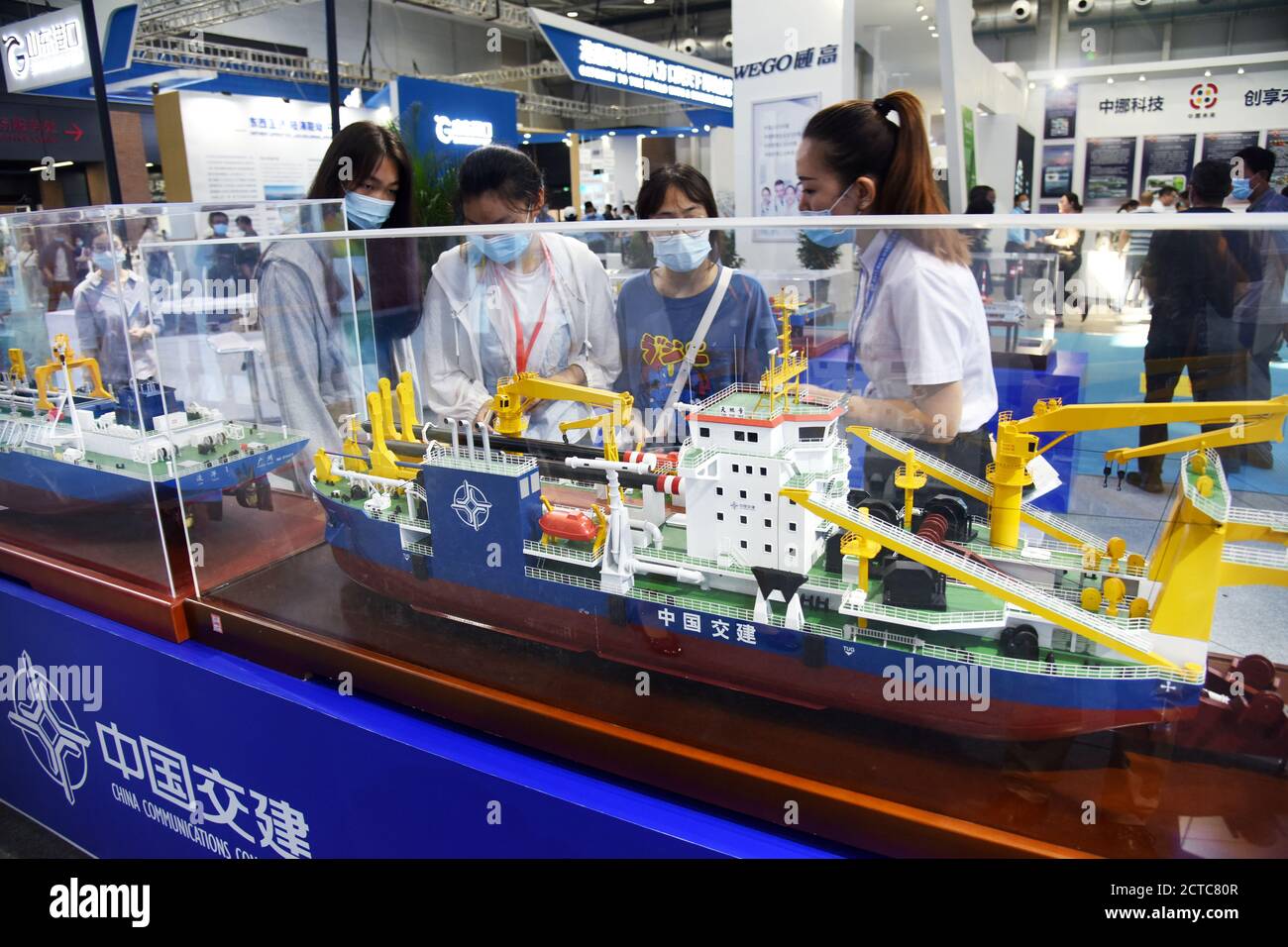 (200922) -- QINGDAO, 22. September 2020 (Xinhua) -- Besucher beobachten das Modell eines Baggerschiffes während der Ostasien-Marine-Expo 2020 in Qingdao, Ostchinas Provinz Shandong, 22. September 2020. Die East Asia Marine Expo 2020 wurde am Dienstag in Qingdao, einer Küstenstadt der ostchinesischen Provinz Shandong, eröffnet, an der mehr als 770 Unternehmen und Institute aus über 70 Ländern und Regionen teilnehmen. Mehr als 50,000 verschiedene Exponate reichen von der Ozeantechnik, Offshore-Öl- und Gasexploration, Meeresbodenexploration, Tiefseeaquakultur und wissenschaftliche Forschungsausrüstung bis zu wissenschaftlichen Leistungen in mar Stockfoto