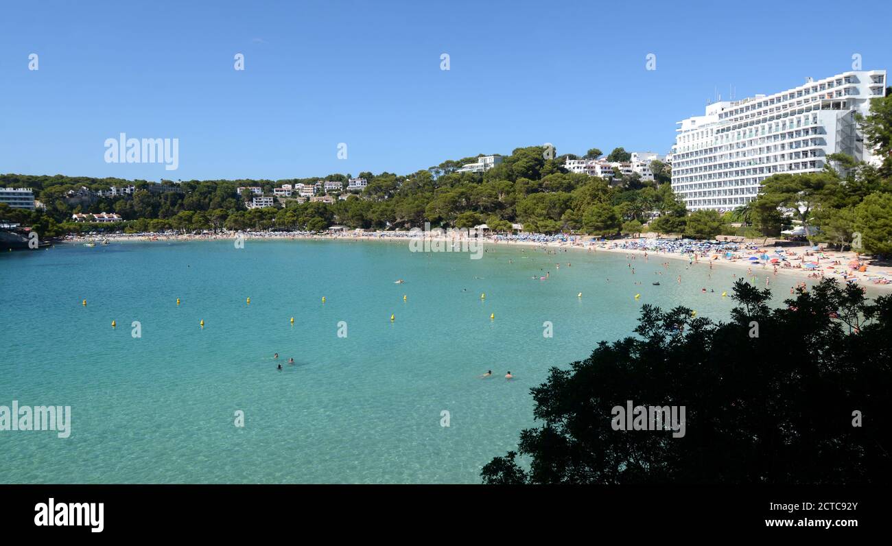 Menorca ist eine der spanischen Balearen im Mittelmeer. Es ist bekannt für die felsigen und türkisfarbenen Strände und Buchten, die "calas" genannt werden. Stockfoto