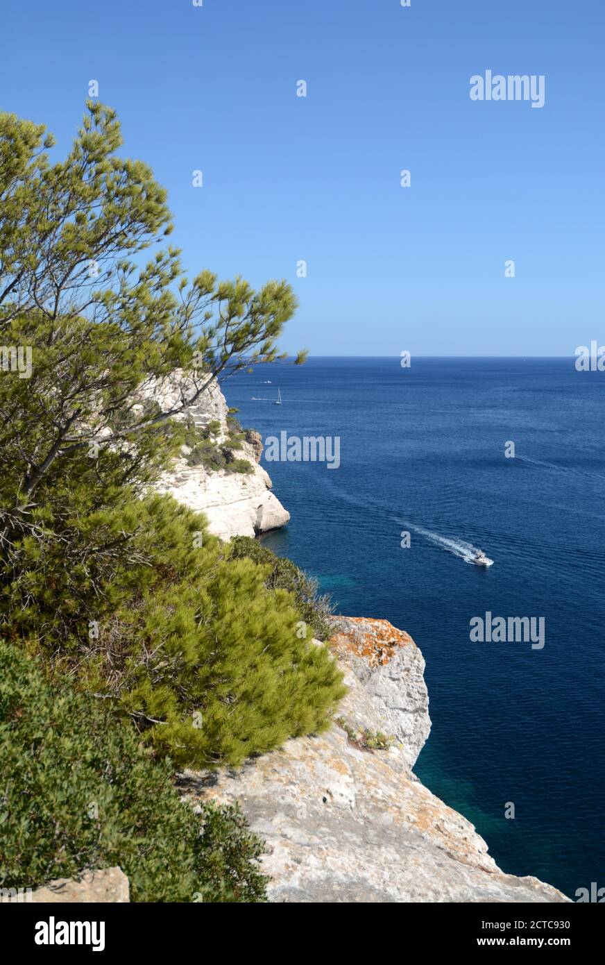 Menorca ist eine der spanischen Balearen im Mittelmeer. Es ist bekannt für die felsigen und türkisfarbenen Strände und Buchten, die "calas" genannt werden. Stockfoto