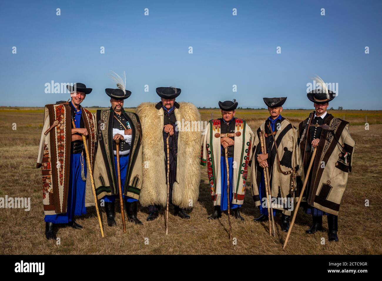 Eine Gruppe traditioneller ungarischer Hirten posiert für ein Bild Stockfoto