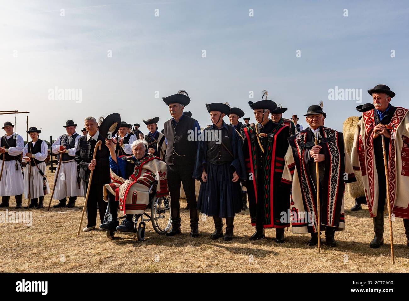 Ältere pensionierte Hirten achten beim jährlichen Hirten Wettbewerb und Kongress im ländlichen Ungarn Stockfoto