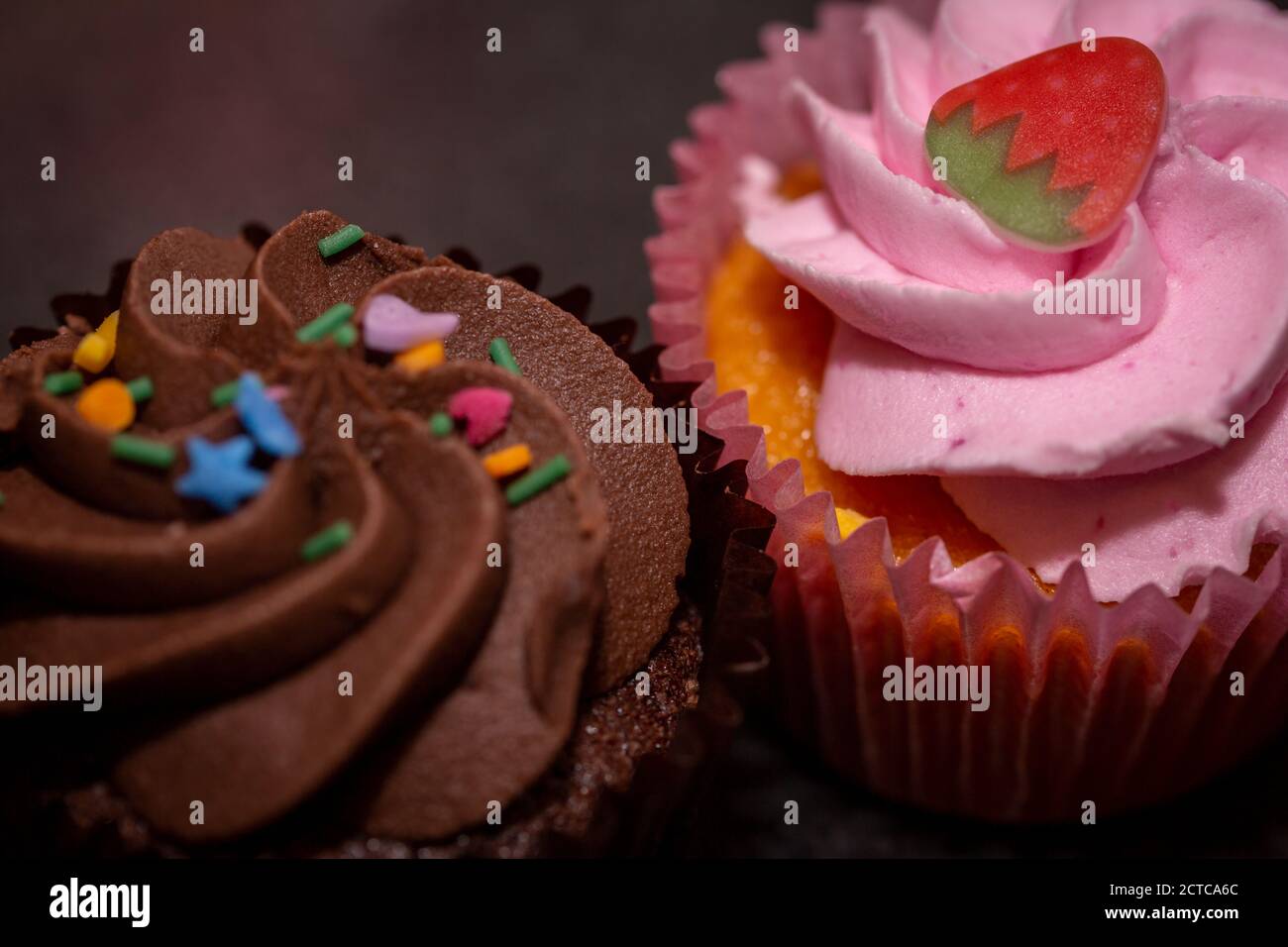 Eine Nahaufnahme einer Cupcake-Seite aus Schokolade und Erdbeere Nebenaufnahme mit selektivem Fokus Stockfoto