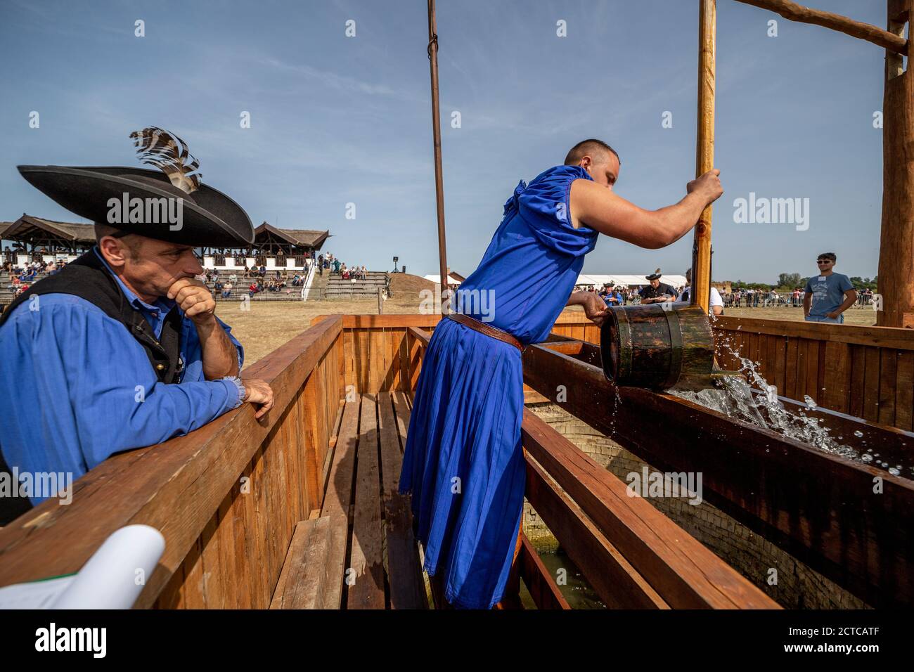 Shepherd zieht Wasser aus dem traditionellen Brunnen auf dem Jährlicher Wettbewerb im ländlichen Ungarn Stockfoto