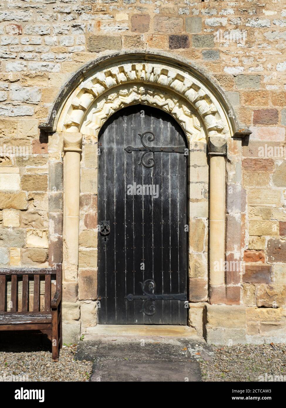 Norman South Tür an der Kirche St. Mary A Grade-I-denkmalgeschütztes Gebäude in Goldsborough in der Nähe von Knaresborough North Yorkshire England Stockfoto