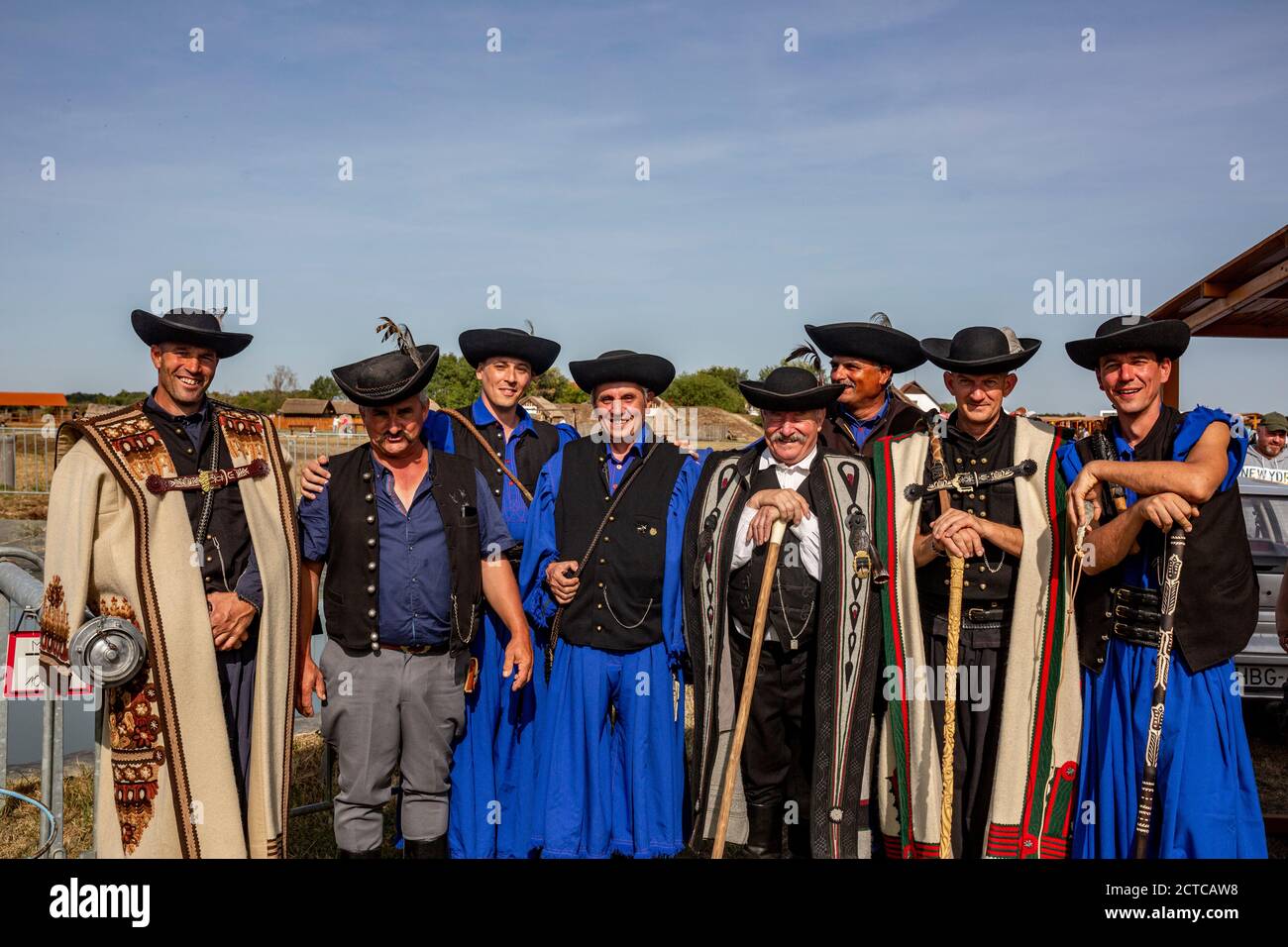 Eine Gruppe von Hirten steht zusammen für ein Foto Stockfoto