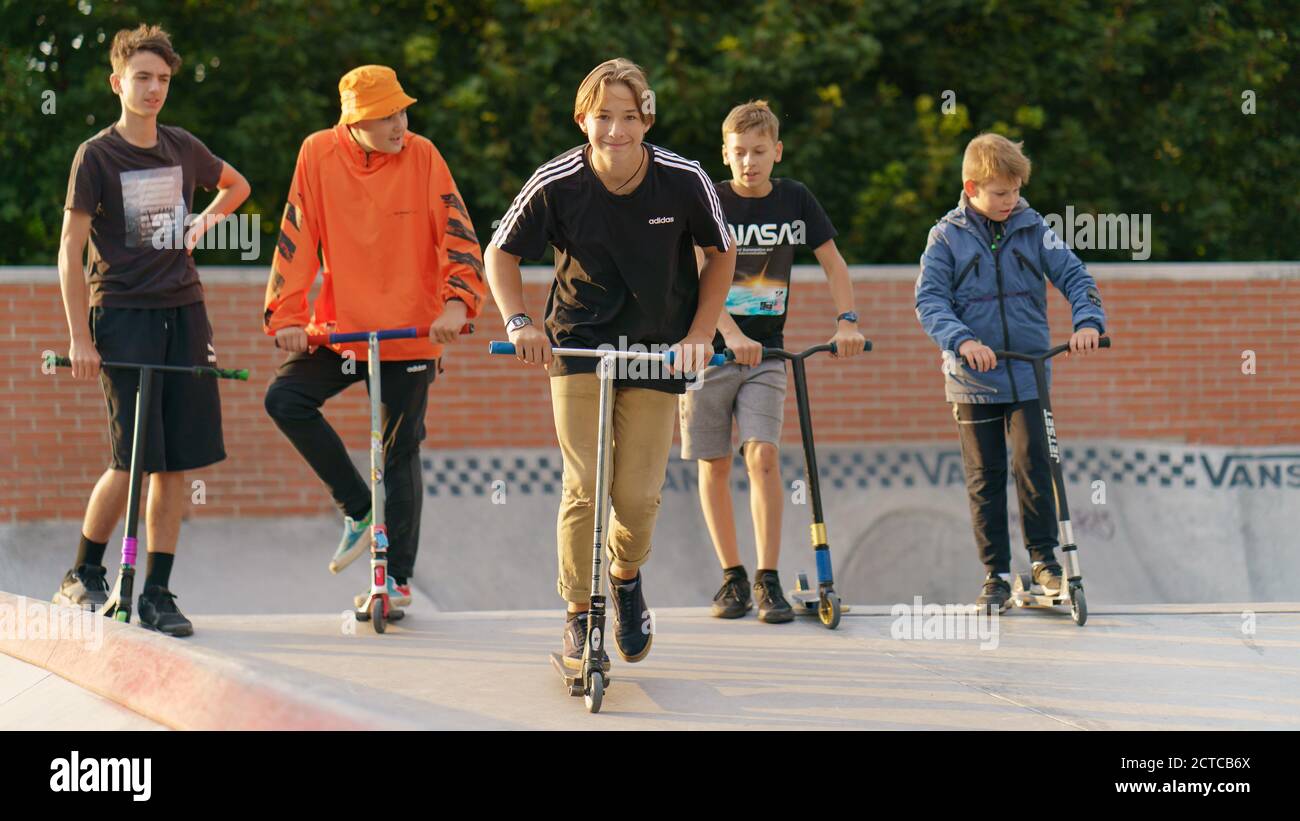 Moskau, Russland - 11. September 2020: Teenager führt einen Trick in der Stadt Skatepark. Roller schieben. Er springt über ein Hindernis. Extremsport ist Stockfoto