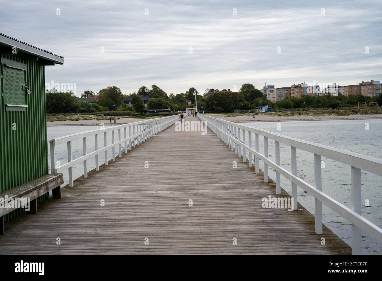 Malmö, Schweden - 13. September 2020: Ein hölzerner Steg mit wenigen Leuten. Die Sommersaison ist vorbei Stockfoto