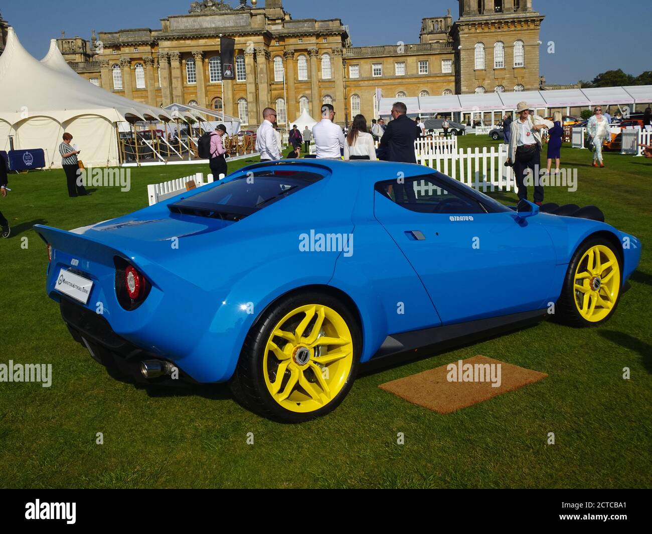 Blenheim Palace, Oxford, Großbritannien. September 2020. Lancia Stratos in French Blue posiert im berühmten Salon Prive im Blenheim Palace Credit: Motofoto/Alamy Live News Stockfoto