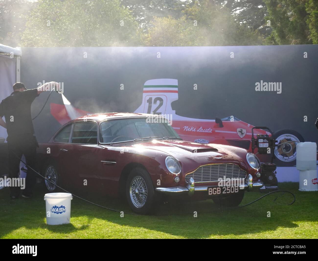 Blenheim Palace, Oxford, Großbritannien. September 2020. Ein Aston Martin bekommt eine frühe Morgenwäsche im berühmten Salon Prive im Blenheim Palace Credit: Motofoto/Alamy Live News Stockfoto