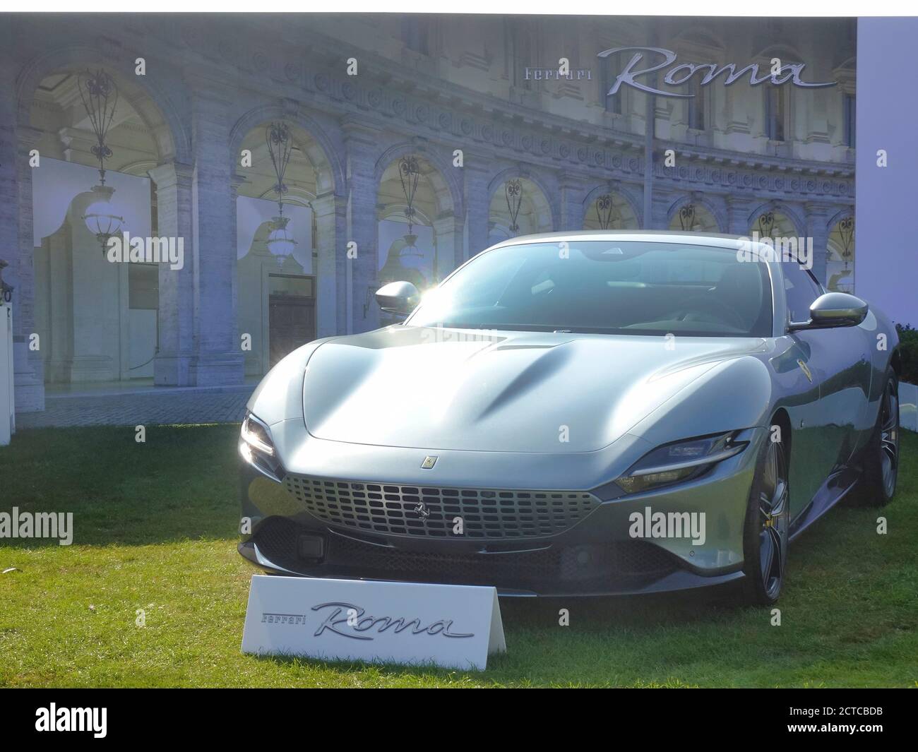 Blenheim Palace, Oxford, Großbritannien. September 2020. Ferrari Roma im berühmten Salon Prive im Blenheim Palace Credit: Motofoto/Alamy Live News Stockfoto