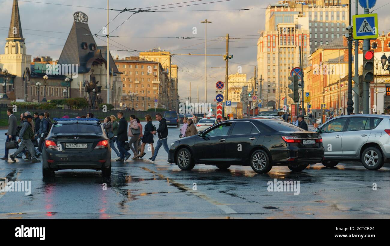 Moskau, Russland - 10. September 2020: Architektur des Komsomolskaja Platzes bei Sonnenuntergang im Herbst nach dem Regen. Jaroslawski Bahnhof. Autos stoppten ich Stockfoto