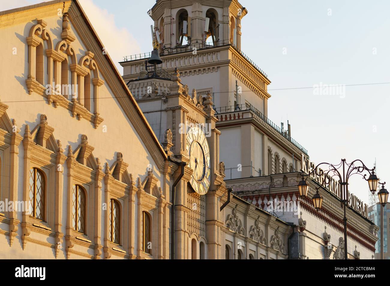 Moskau, Russland - 10. September 2020: Moskau Stadtbild bei Herbstuntergang nach dem Regen. Gebäude des Moskauer Kasanski Bahnhofs. Große alte Stadt c Stockfoto