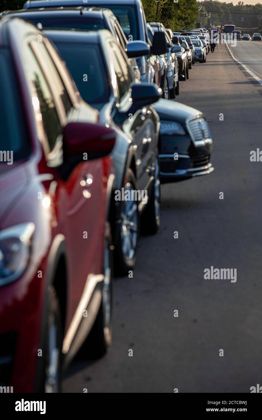 Swanton, Usa. September 2020. Trump-Anhänger Reihen ihre Autos auf der Seite der Straße für etwa eine Meile in jede Richtung von der Veranstaltungseingang.Trump-Anhänger strömten in und um Eugene F. Kranz Toledo Express Airport zu sehen, Präsident Donald Trump sprechen. Die Türen zur Veranstaltung öffneten um 16:00 Uhr, aber Trump-Anhänger waren schon vorher aufgereiht. Der offizielle Beginn der Kundgebung sollte um 19 Uhr beginnen, und die Air Force One verließ den Flughafen gegen 21:20 Uhr. Kredit: SOPA Images Limited/Alamy Live Nachrichten Stockfoto