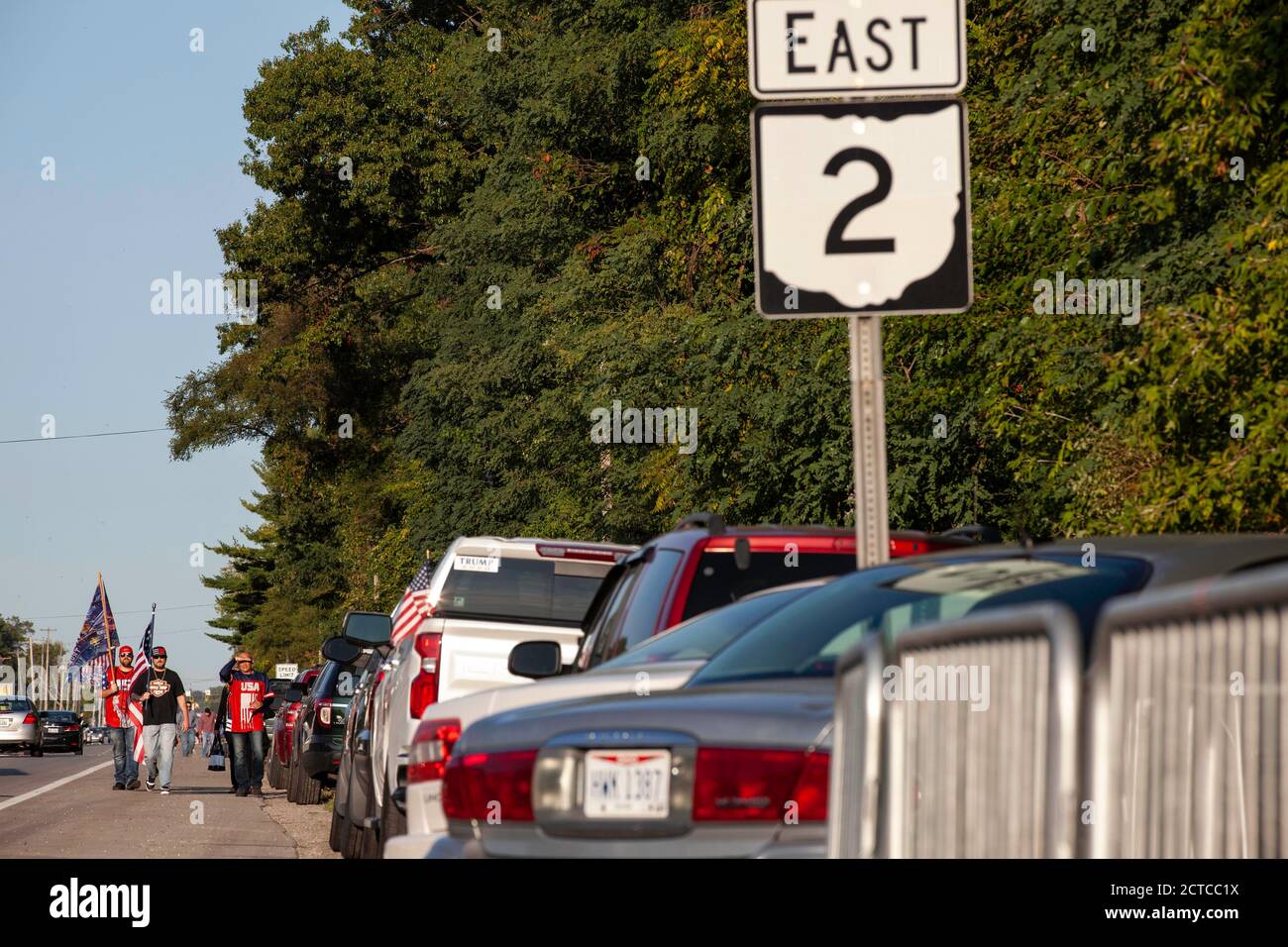 Swanton, Usa. September 2020. Die Parkplätze rund um die Trump-Rallye sind so dicht besetzt, dass viele bis zu einer Meile vom Eingang des Events entfernt parken müssen.Trump-Anhänger strömten in und um den Eugene F. Kranz Toledo Express Airport, um Präsident Donald Trump sprechen zu sehen. Die Türen zur Veranstaltung öffneten um 16:00 Uhr, aber Trump-Anhänger waren schon vorher aufgereiht. Der offizielle Beginn der Kundgebung sollte um 19 Uhr beginnen, und die Air Force One verließ den Flughafen gegen 21:20 Uhr. Kredit: SOPA Images Limited/Alamy Live Nachrichten Stockfoto