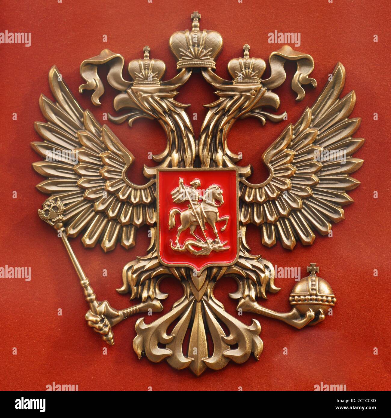 Moskau, Russland - 10. September 2020: Wappen des Russischen Reiches. Zweiköpfiger Adler vor rotem Hintergrund. Heraldik Thema Stockfoto