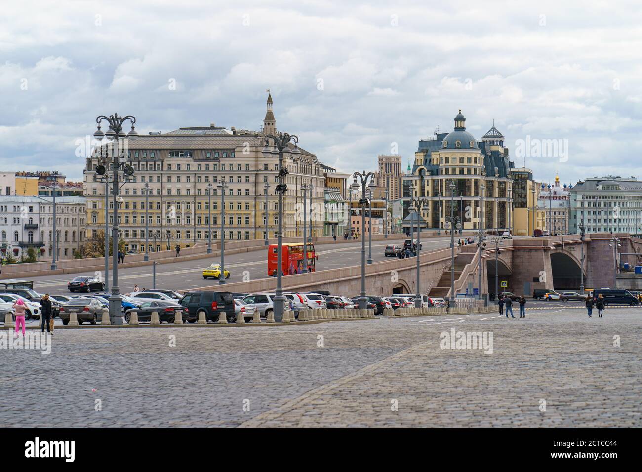 Moskau, Russland - 9. September 2020: Fotografie der Bolschoj Kamenny Brücke in der Nähe des Roten Platzes und Moskauer Architektur in der Innenstadt bei Sonnenuntergang im Herbst Stockfoto