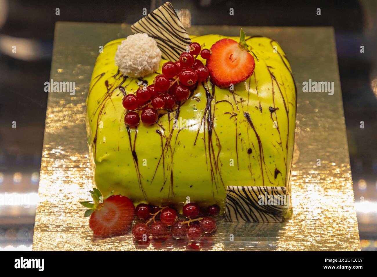 Grüner Kuchen Mit Beerendekor Stockfoto
