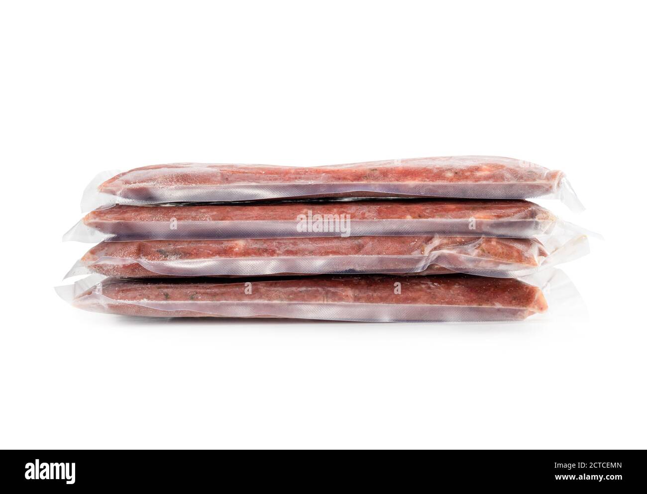 Mehrere gefrorene Fleischverpackungen in einem Stapel, vakuumversiegelt. Gemahlenes Huhn inklusive Rücken, Nacken, Leber und Herz. Konzept für Rohkost Ernährung für Haustiere. Stockfoto