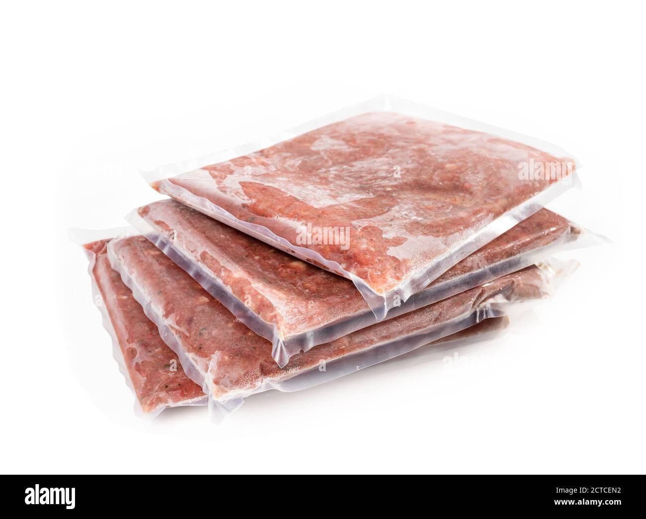 Mehrere gefrorene Fleischverpackungen in einem Stapel, vakuumversiegelt. Gemahlenes Huhn inklusive Rücken, Nacken, Leber und Herz. Konzept für Rohkost Ernährung für Haustiere. Stockfoto