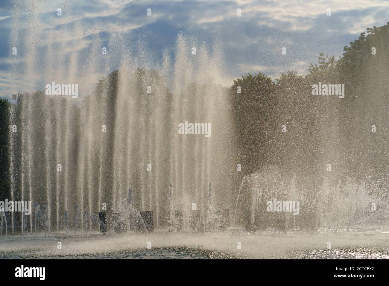 Fotografie von Brunnen und blauen Himmel. Heißer Sommertag im Moskauer öffentlichen Park. Stockfoto
