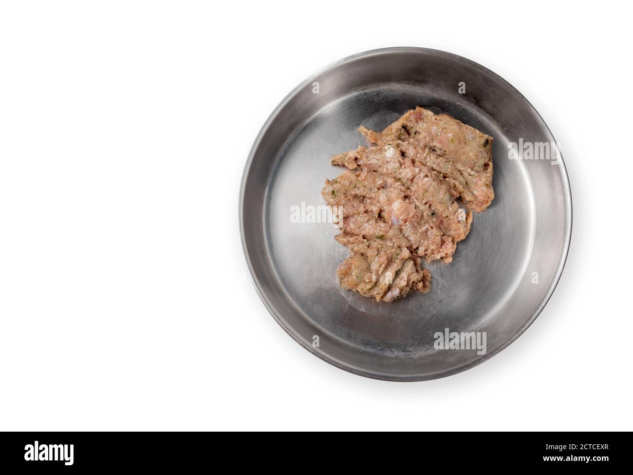 Draufsicht auf Tiernahrung Schüssel mit rohem putenfleisch, inklusive Rücken, Hals, Leber und Herz. Edelstahlschale. Konzept für Rohkost Ernährung. Stockfoto