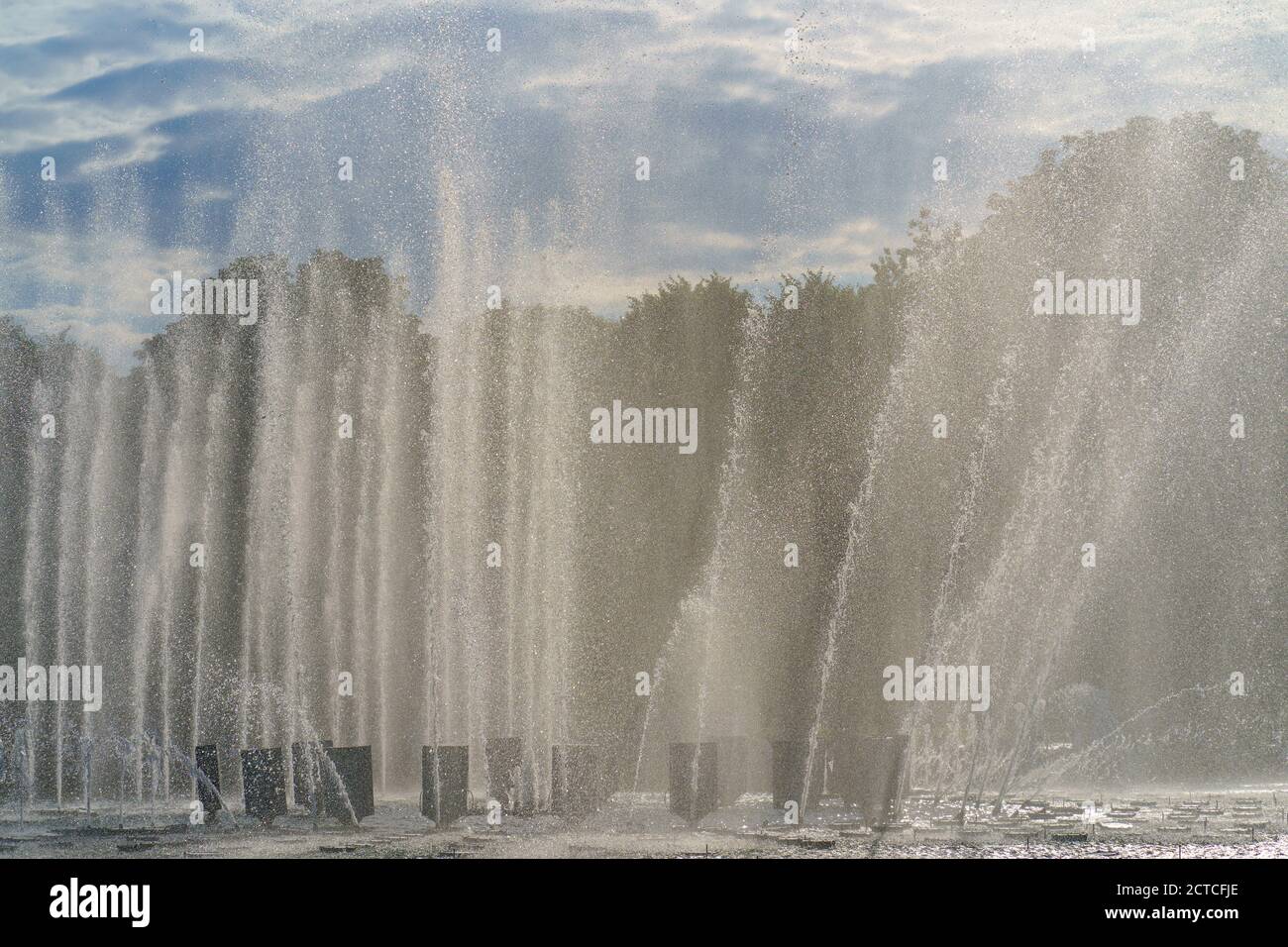 Fotografie von Brunnen und blauen Himmel. Heißer Sommertag im Moskauer öffentlichen Park. Stockfoto