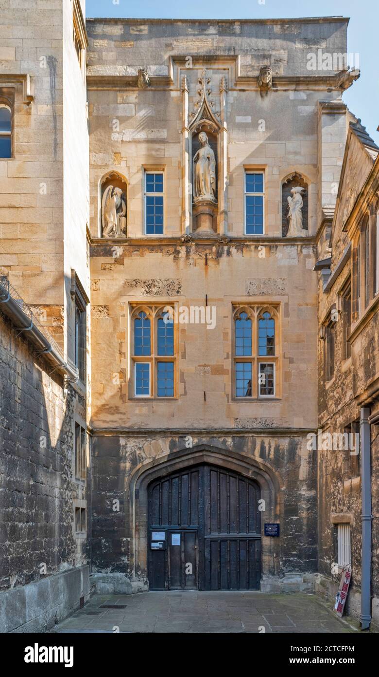 OXFORD STADT ENGLAND STATUEN UND EIN MITTELALTERLICHES TOR IN NEUE HOCHSCHULE Stockfoto