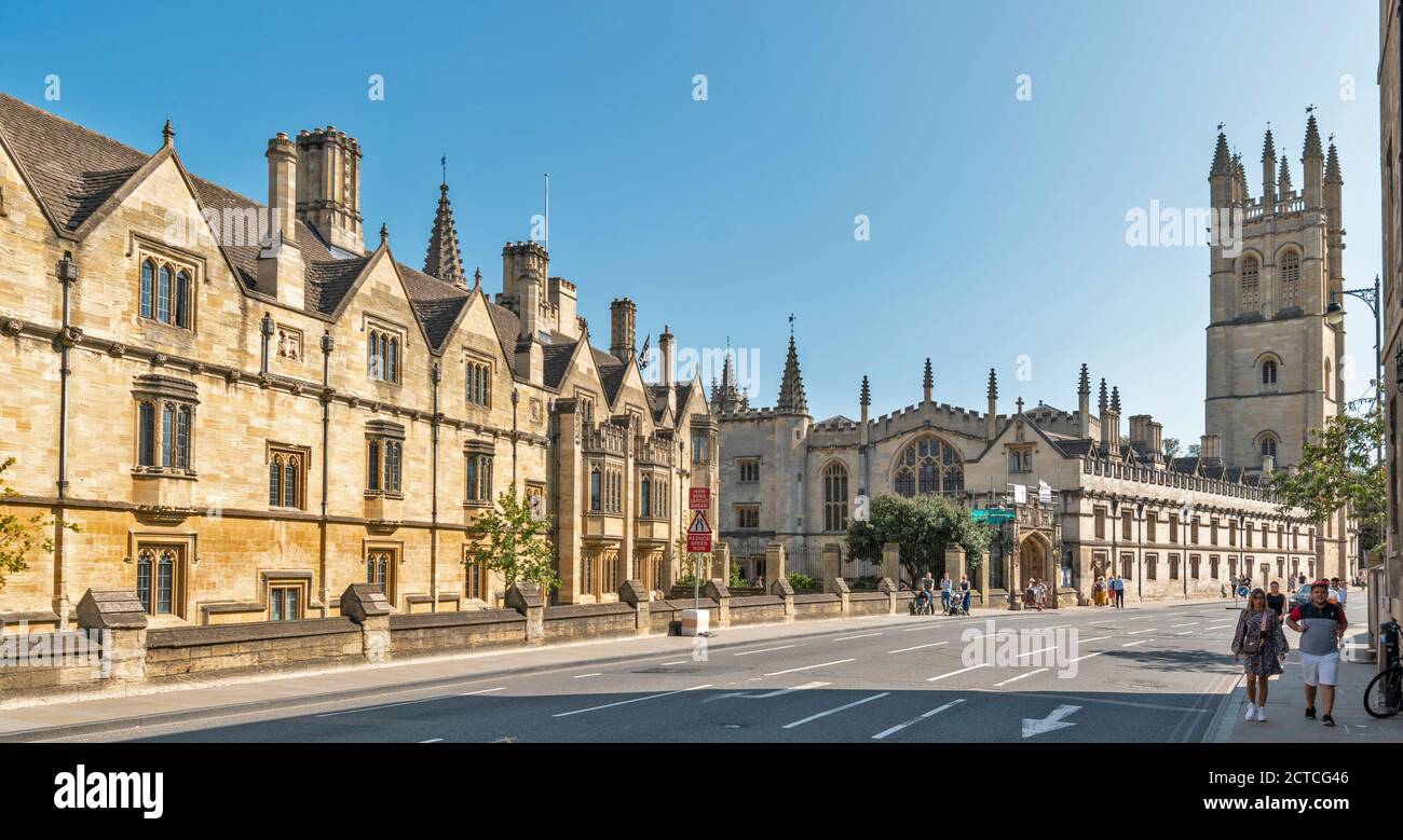 OXFORD CITY ENGLAND DIE HAUPTSTRASSE, DIE AN DER ST. EDMUND HALL VORBEISCHAUT ZUM MAGDALEN COLLEGE UND ZUM GROSSEN TURM Stockfoto