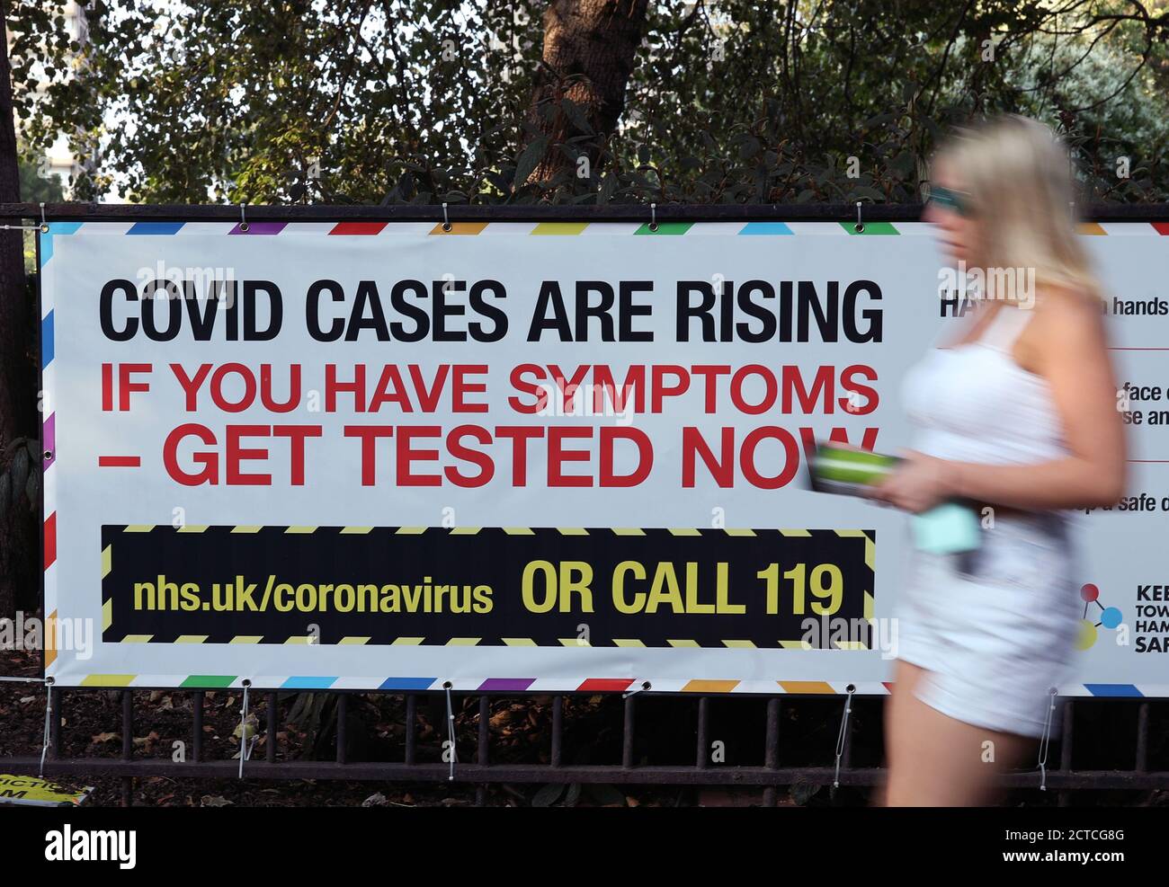 Ein öffentliches Hinweisschild warnt vor steigenden Covid-19-Fällen in London, nachdem Premierminister Boris Johnson eine Reihe neuer Beschränkungen zur Bekämpfung des Coronavirus-Ausbruchs in England angekündigt hatte. Stockfoto