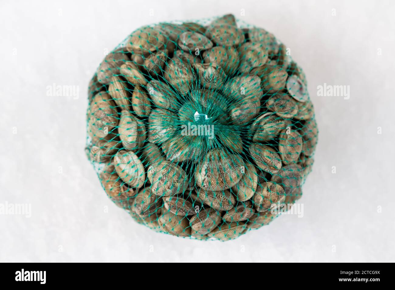 Frische rohe Meeresfrüchte Muscheln in der Tüte auf Eis, Nahaufnahme. Stockfoto