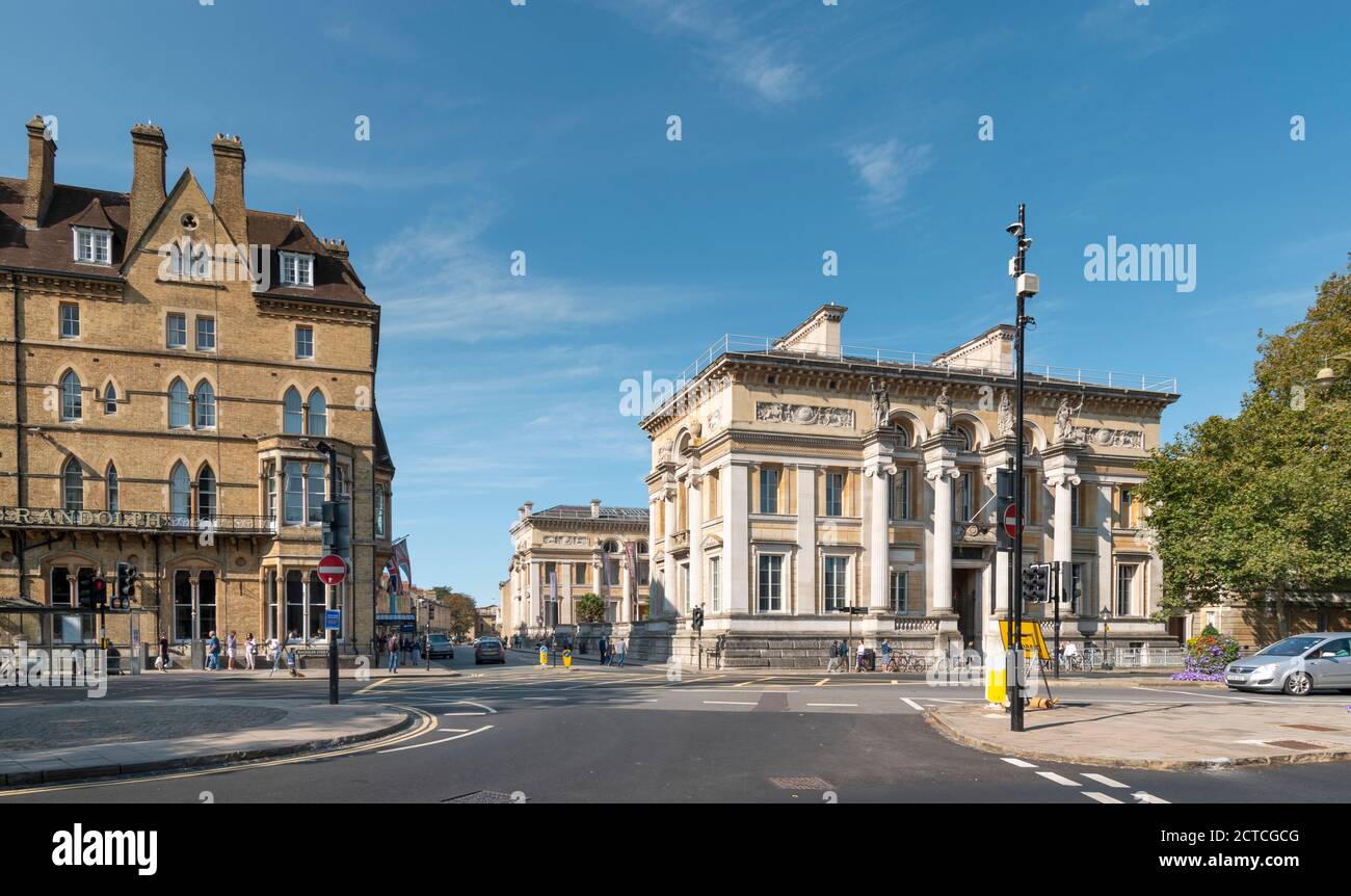 OXFORD CITY ENGLAND DAS RANDOLPH HOTEL UND ASHMOLEAN MUSEUM ON BEAUMONT STREET IM SOMMER Stockfoto