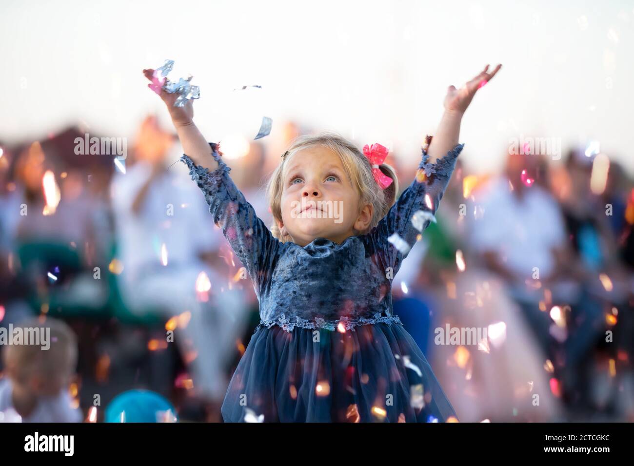 08 29 2020 Weißrussland, Ljaskowitschi. Party in der Stadt.Lustige kleine Mädchen auf einem Urlaub. Stockfoto