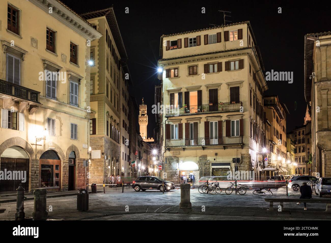 Blick auf die Piazza di Santa Croce und den Arnolfo-Turm des Palazzo Vecchio in Florenz, Italien bei Nacht Stockfoto Blick auf die Piazza di Santa Croce und den Arnolfo-Turm des Palazzo Vecchio in Florenz, Italien bei Nacht Stockfoto