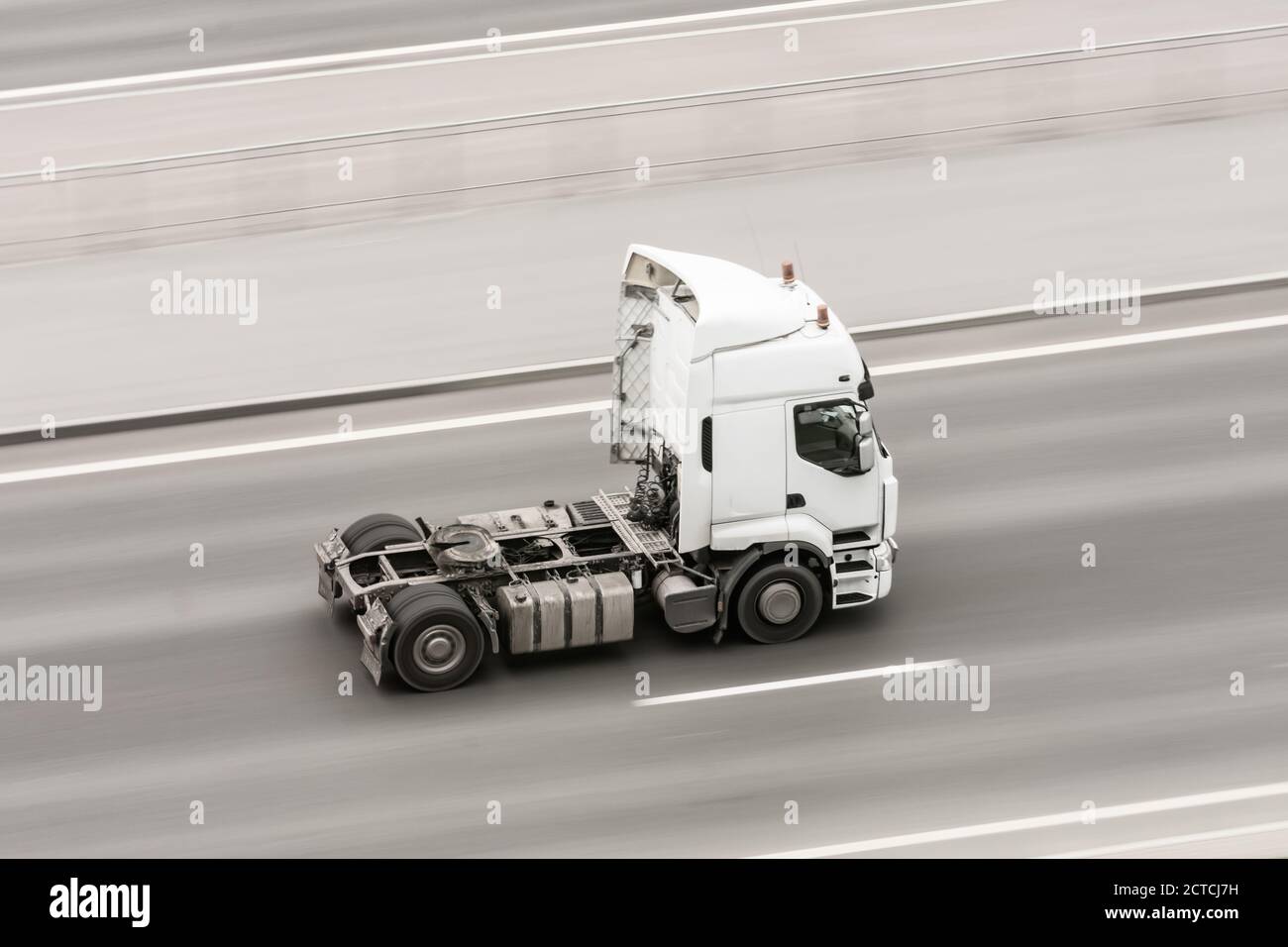 Ein LKW ohne Anhänger rast die Straße entlang Stockfoto