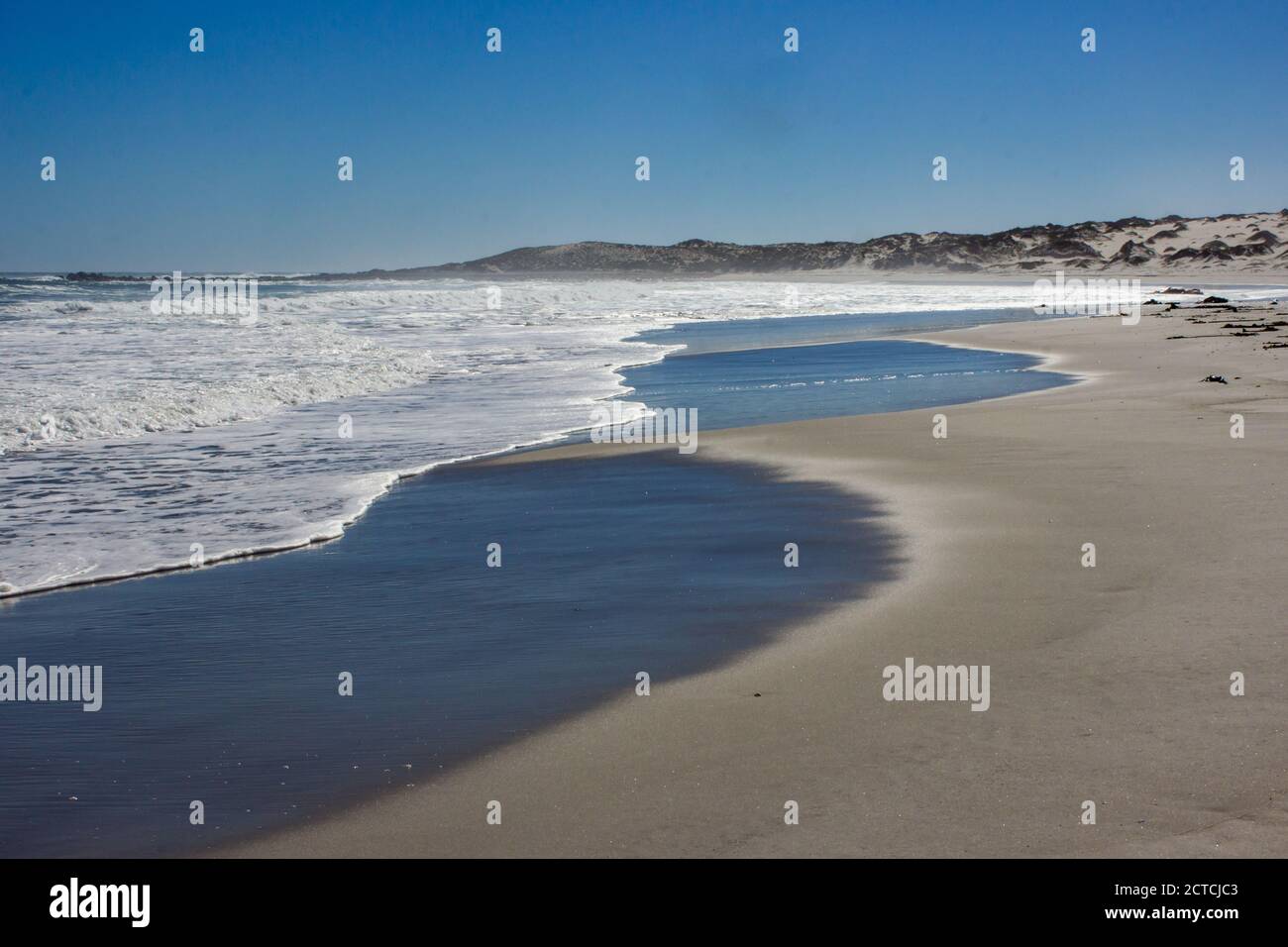 Blick auf einen menschenleeren, geschützten Sandstrand an der Westküste Südafrikas Stockfoto
