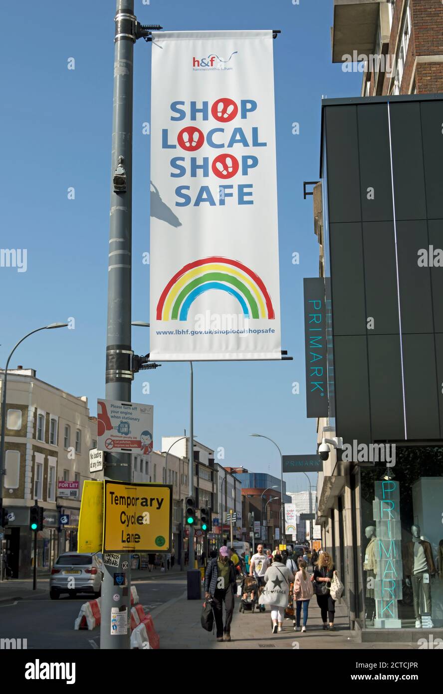 Örtlicher Laden örtlicher Laden sicheres hängendes Schild über einer belebten Straße in hammersmith, london, england, während der covid 19 Pandemie Stockfoto