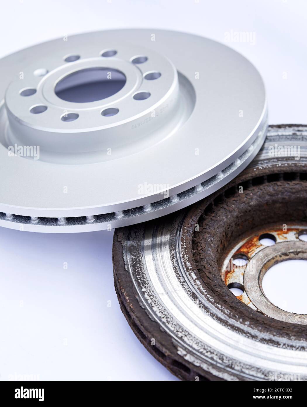 Neue und alte Bremsscheiben Stockfoto