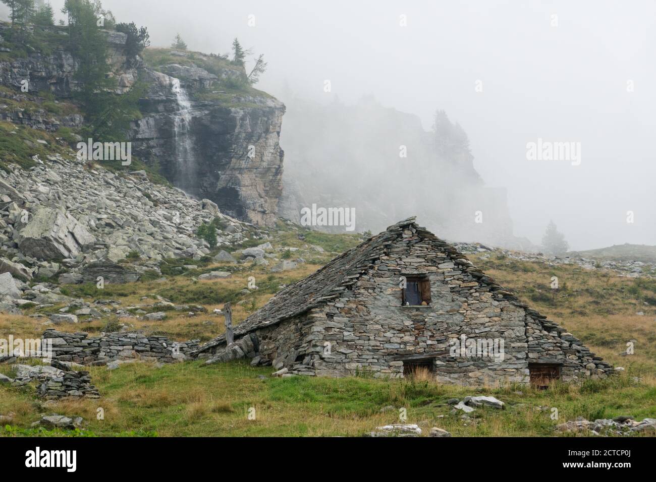 Traditionelles Bauernhaus aus Felsbrocken vor Ort, Schwarzi Balma, Wallis, Schweiz Stockfoto