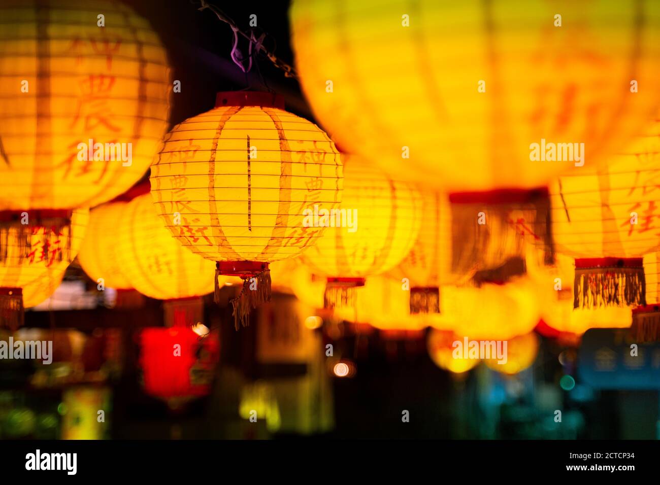 Laternen in der Straße in Tainan aufgehängt. Mit dem Namen der Straßenbeschriftung auf ihnen. Stockfoto