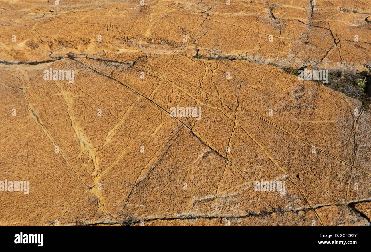 Oberfläche aus Serpentingestein, abgeflacht und von Gletschern geschnitzt, bedeckt von einer rötlich-braunen Schicht aus Eisenoxid Stockfoto