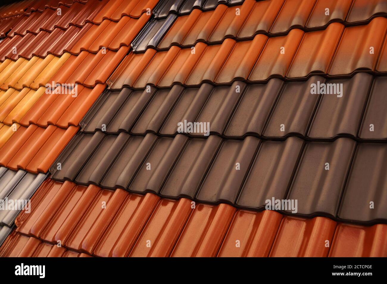 Verschiedene farbige Dachziegel. Glänzende, matte und strukturierte Oberfläche. Stockfoto