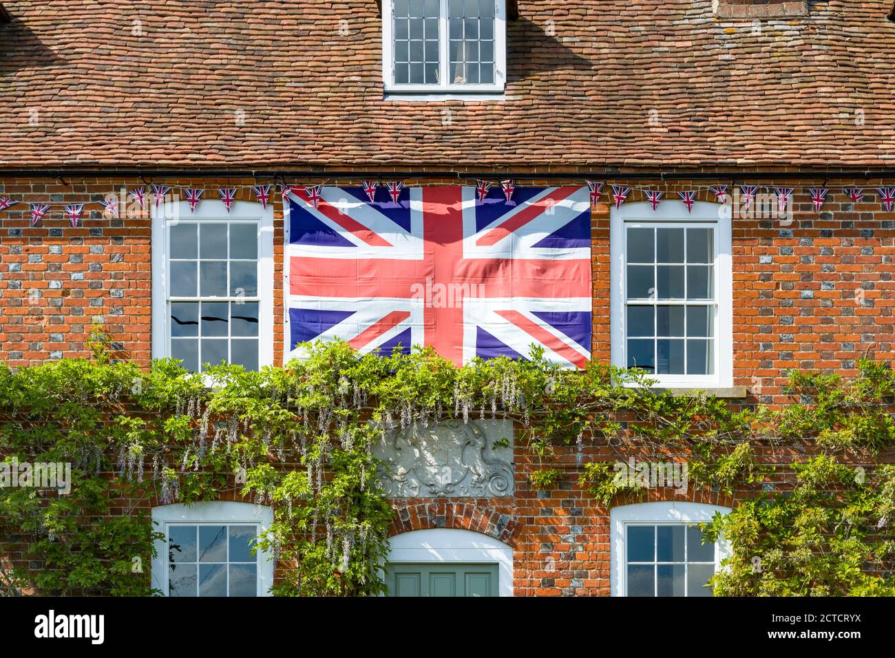 QUAINTON, Großbritannien - 15. Mai 2020. British Union Jack Flag vor einem Haus in Buckinghamshire, Großbritannien Stockfoto